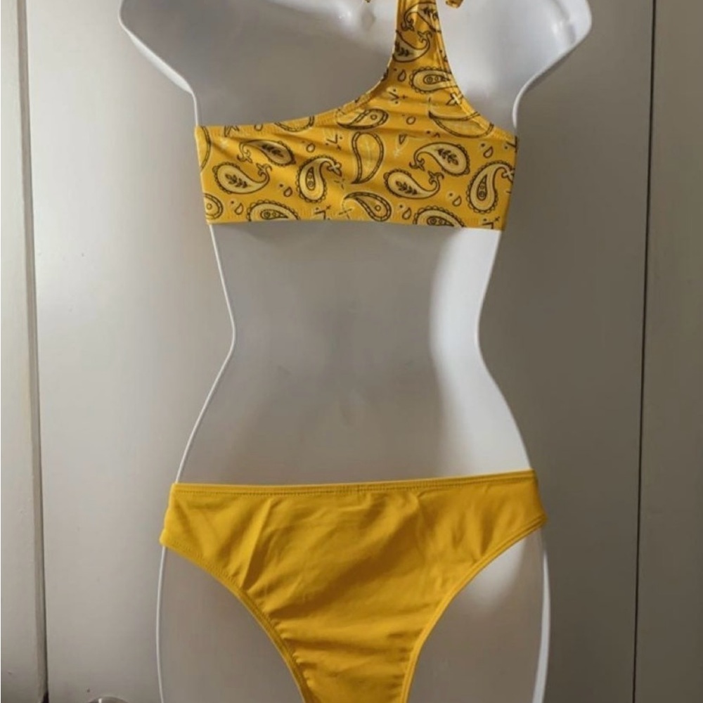 Bikini - Picture 2 of 2